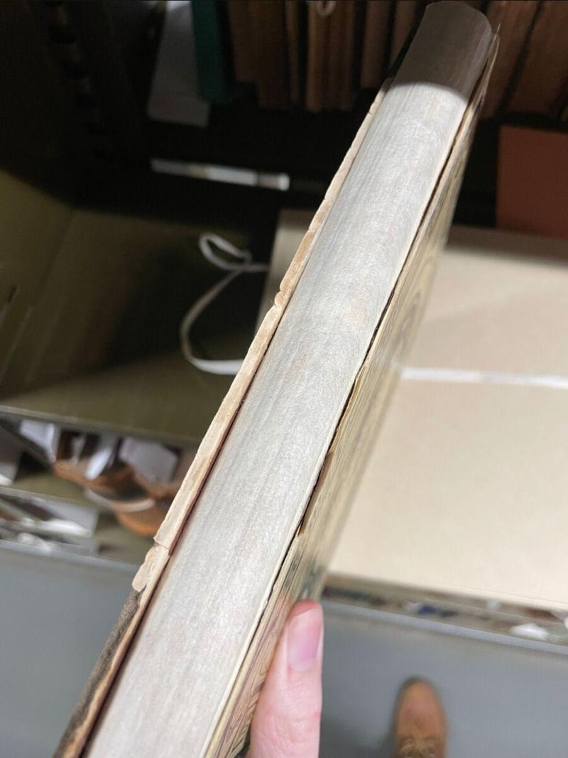 C036 Fore-edge and spine-side view