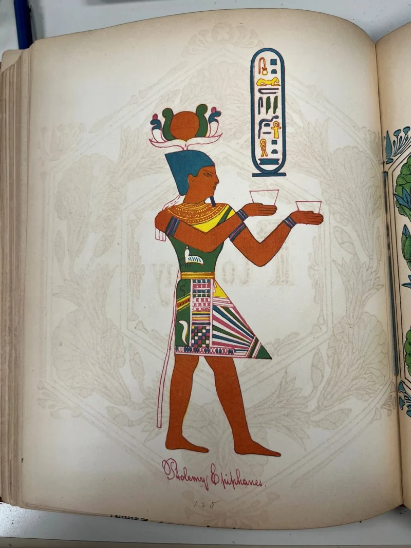 C087 Ptolemy V holding two cups